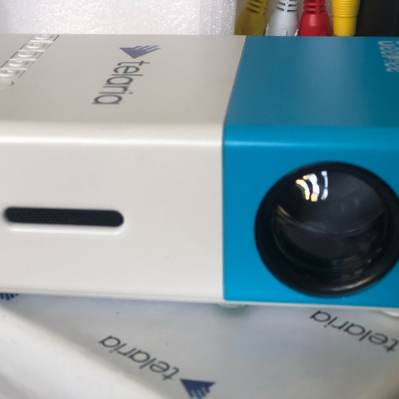 Mini Projector - Picture 2 of 7